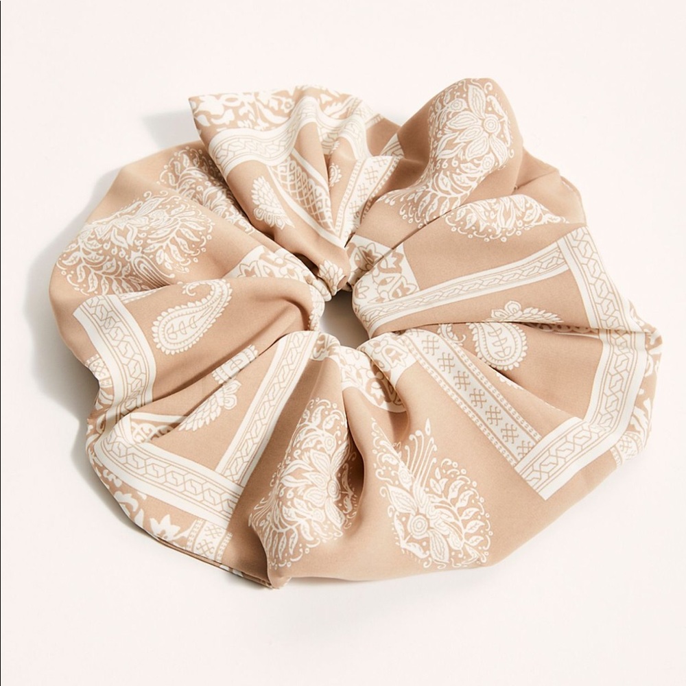 Printed Super Scrunchie✨ - Picture 4 of 6